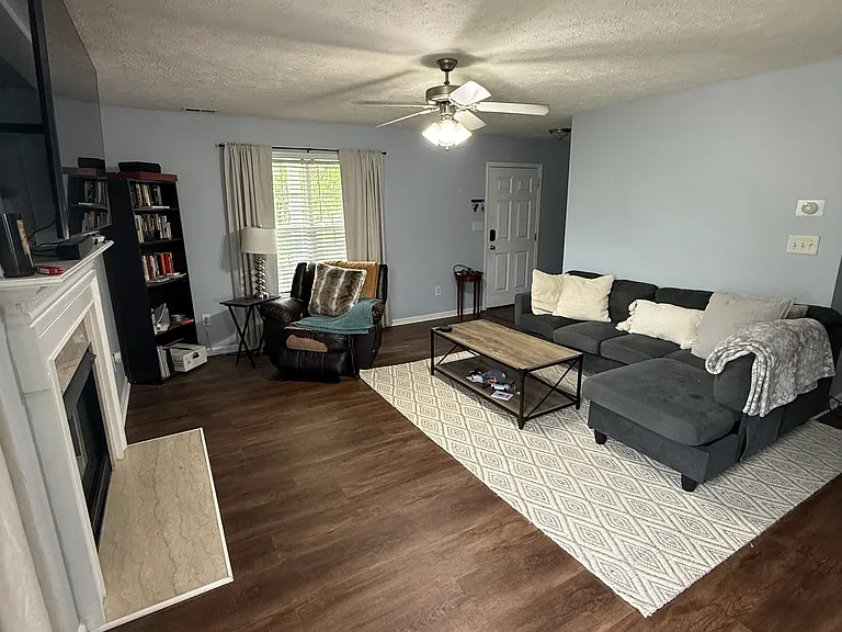 182 Lochwood Dr — Photo 2