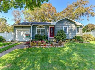 58 Cinque Ln, Bayport, NY 11705