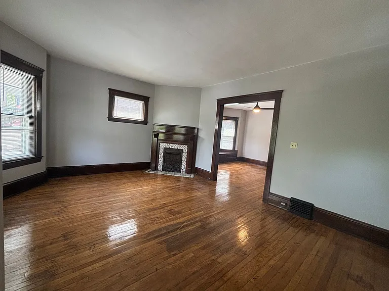 1376 W 91st St — Photo 16