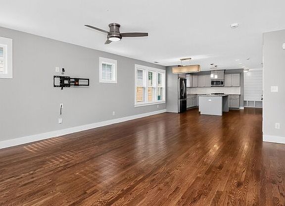 4th image of 2323 Arden St