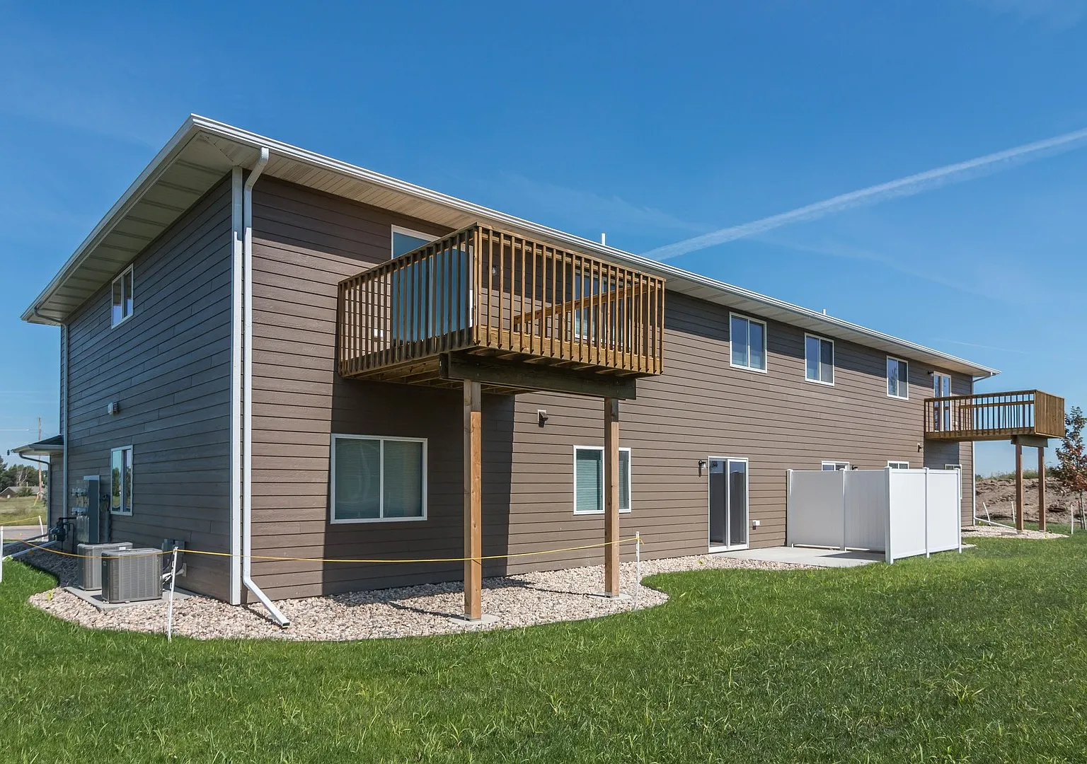 3 Bedroom Barker Crossing Townhome with Attached Garage & In-Unit Laundry — Photo 4