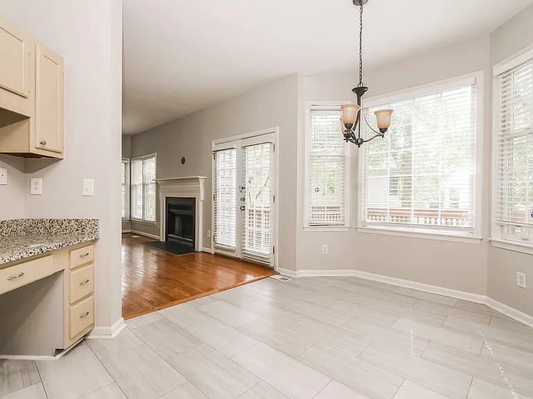 1004 Silverbell Ln — Photo 7