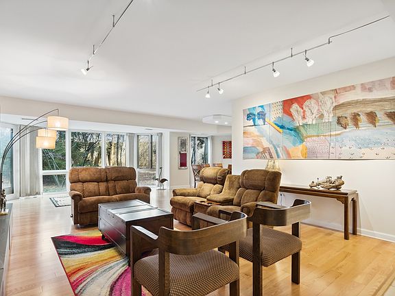 4th image of 601 Mulberry Pl APT 1B