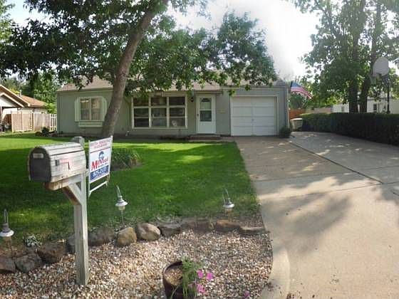 1st image of 832 Commanche Ave