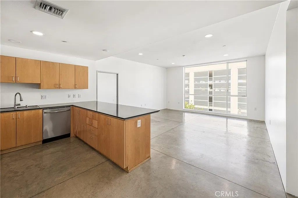 2 bed, 1120 sqft, $3,295 — Photo 2