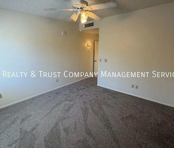 709 W Millbrook Ln — Photo 20