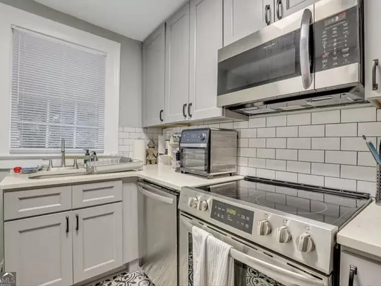 112 W Henry St #A — Photo 7