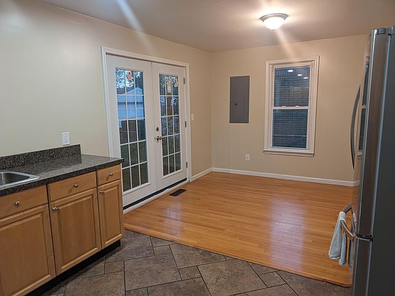 4th image of 26749 Dartmouth St