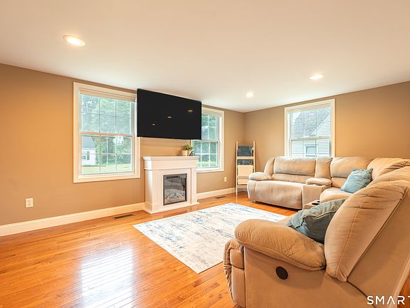 4th image of 17 Edgewood Street