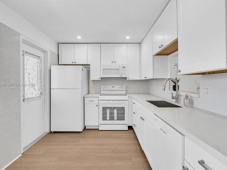 218 NE 12th Ave #302 — Photo 9