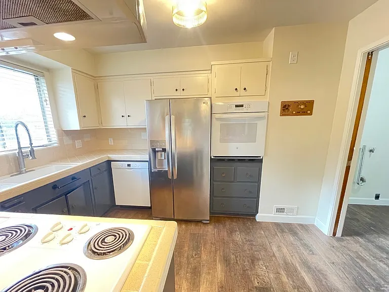 6001 S Land Park Dr — Photo 6