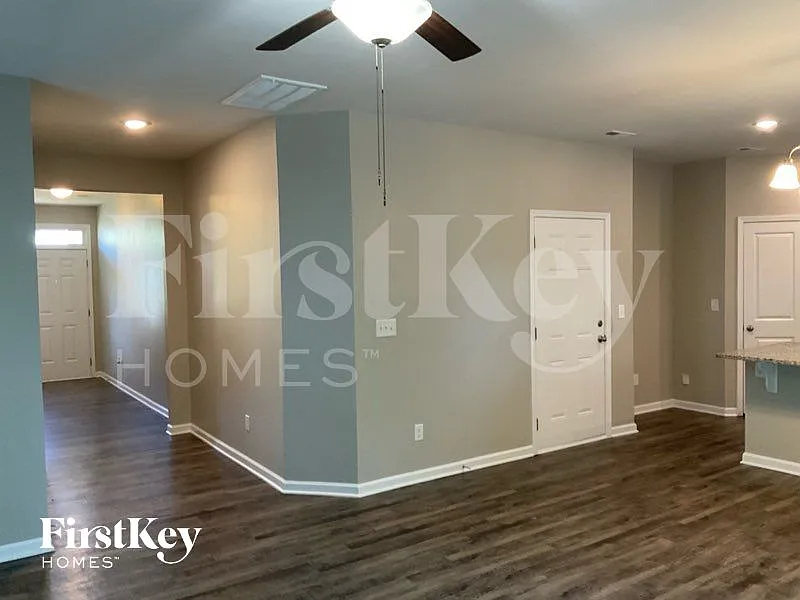 4 bed, 2.5 bath, 1841 sqft, $2,580 — Photo 4