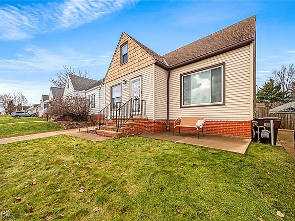 3rd image of 8803 Pinegrove Ave