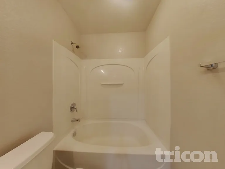902 Emily St — Photo 14