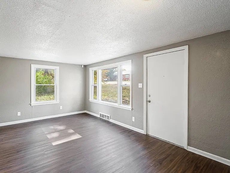 2nd image of 972 E 88th St APT 103
