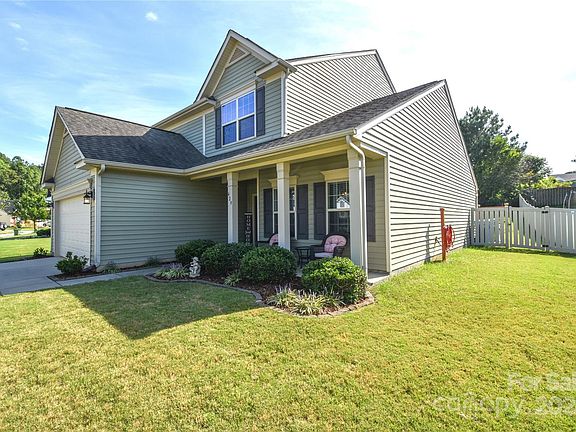 3rd image of 429 Augustus Ln