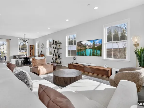 223 Bradley Dr, Wood Ridge, NJ 07075