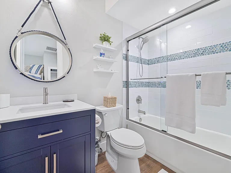Bunk room en suite bathroom