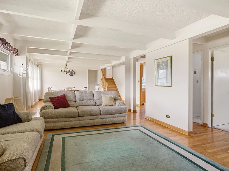 155 E Madison St — Photo 12