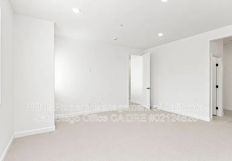 390 Baker St — Photo 9