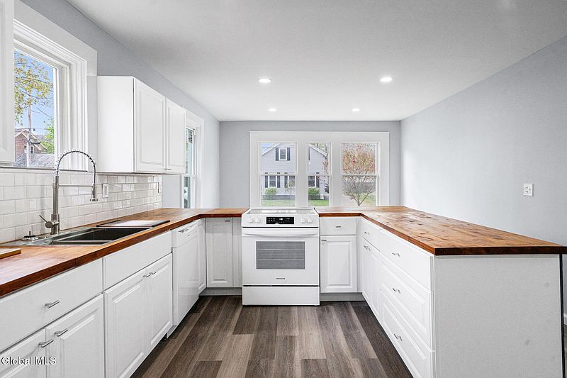 3rd image of 27 W Notre Dame Street