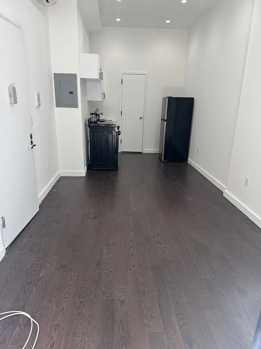 Building Photo - 100 Charlton St #2