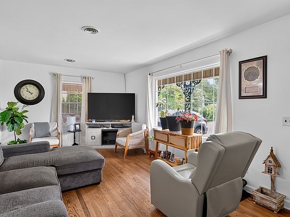 5th image of 122 Armory Rd
