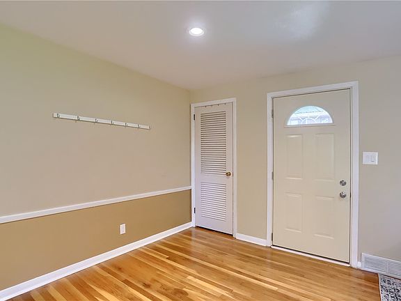 5th image of 308 Holiday Dr