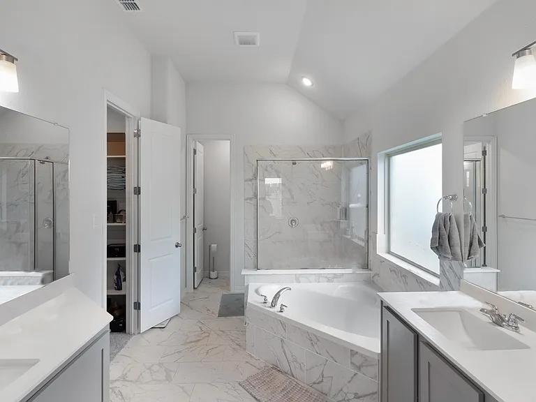 Owners bath suite