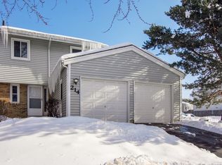 214 Diane Ln, Bolingbrook, IL 60440