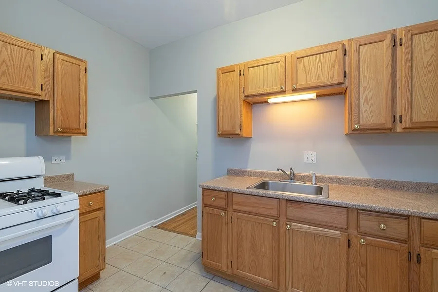 427-39 E Oakwood Blvd — Photo 4