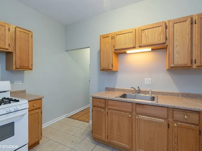 427-39 E Oakwood Blvd — Photo 4