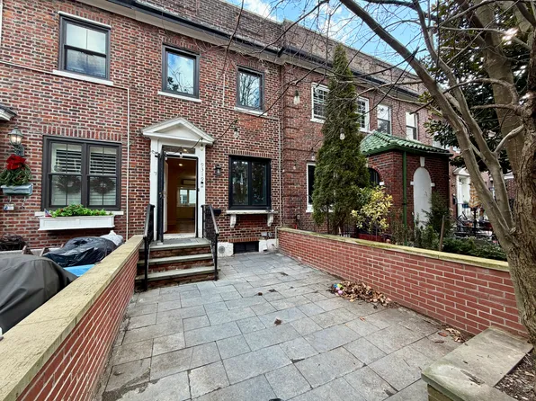 9319 Hamilton Walk image 1 of 18