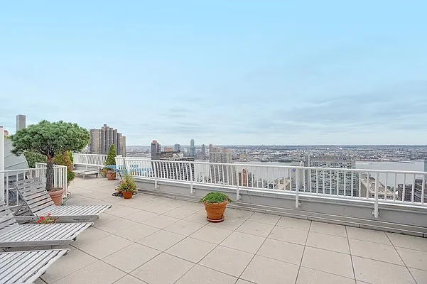 Rented by Empirelux LLC | media 12