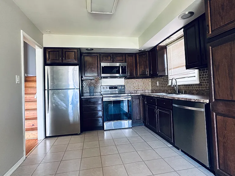 704 Laramie Ave — Photo 2