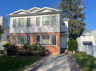 66 Sagamore Hill Dr #A, Port Washington, NY 11050