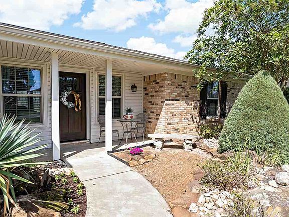 3rd image of 105 Candlewick Dr