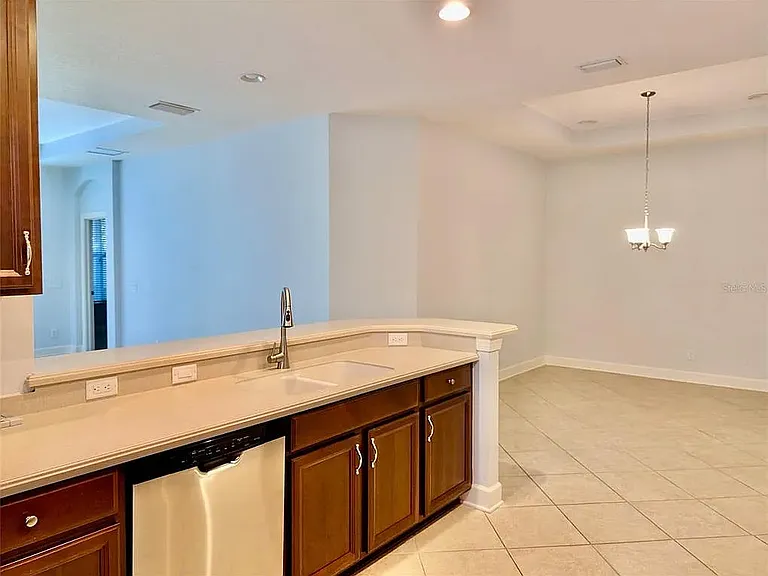 323 Capulet Dr — Photo 5