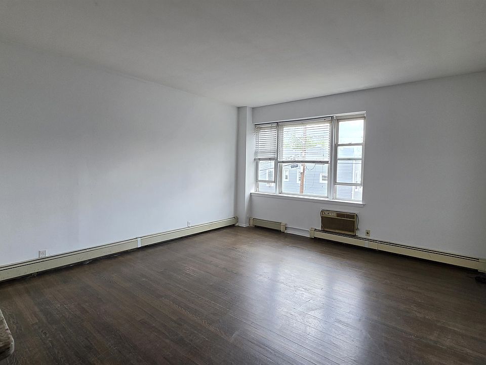 1st image of 139 Poplar St Floor 2