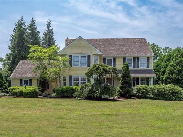 205 Kettle Pond Dr, South Kingstown, RI 02879