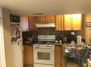 907 W Addison St #1F, Chicago, IL 60613