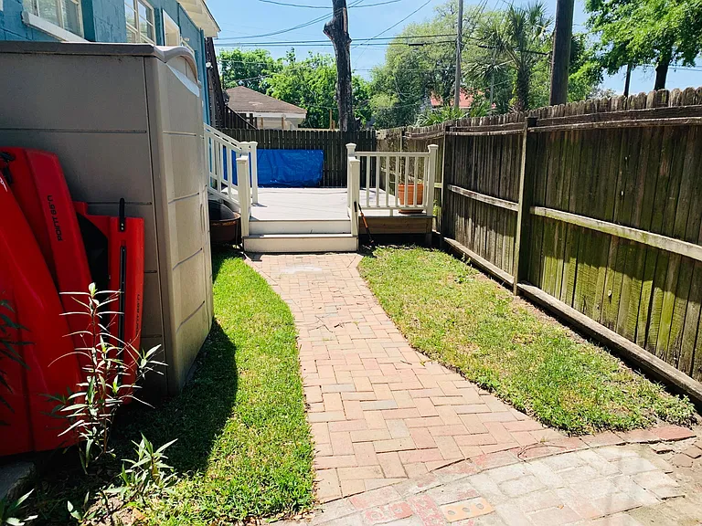903 Montgomery St — Photo 43