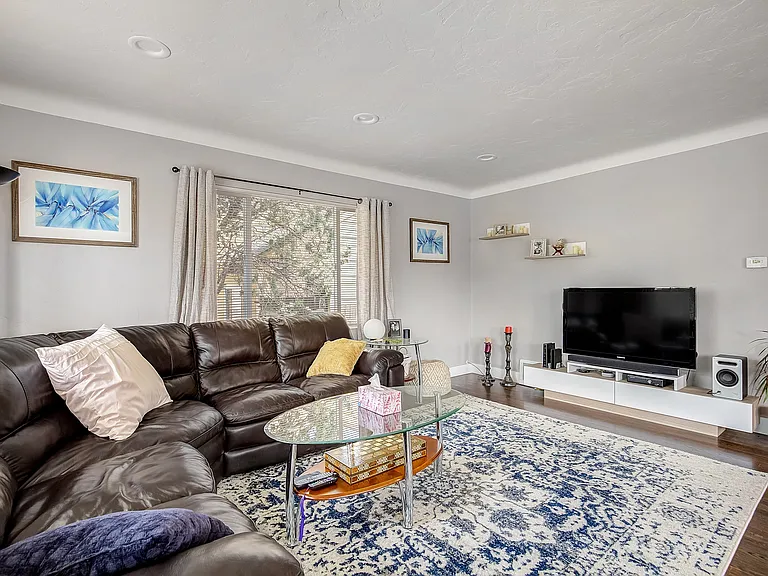 516 Newton St — Photo 5
