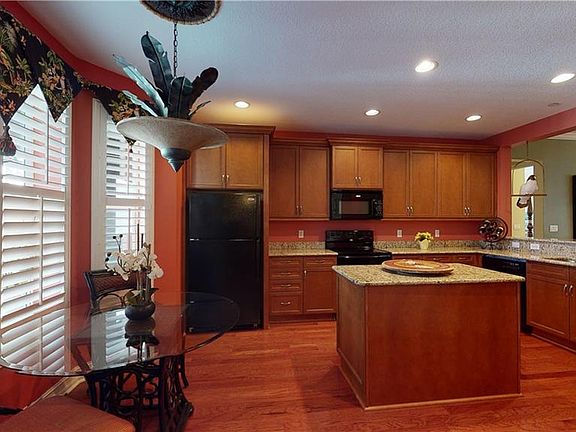 4th image of 630 Campus St APT 202