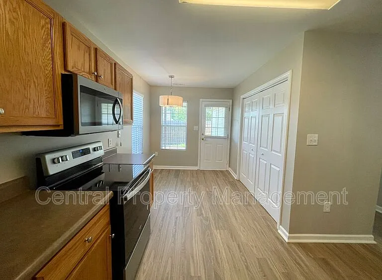 320 Woodruff Park Ln — Photo 4