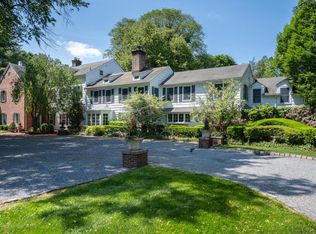 8 Chicken Valley Rd, Glen Head, NY 11545