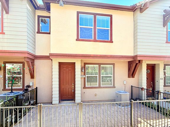 2nd image of 1520 Victory Ln Unit 2