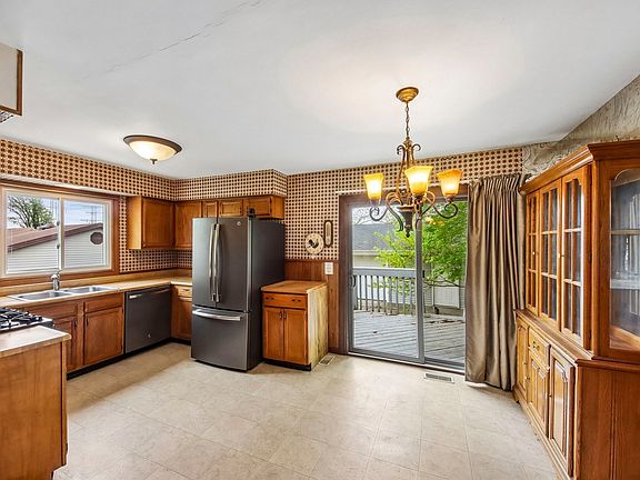 3rd image of 811 Oakton Ave