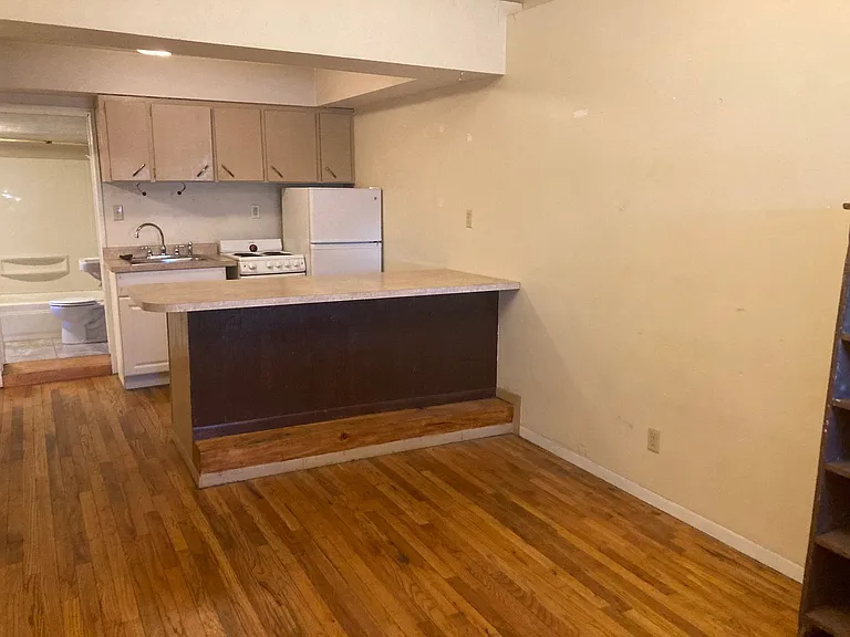 646 E 2nd St — Photo 3