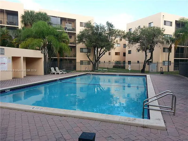 3 bed, 1000 sqft, $2,250 — Photo 3